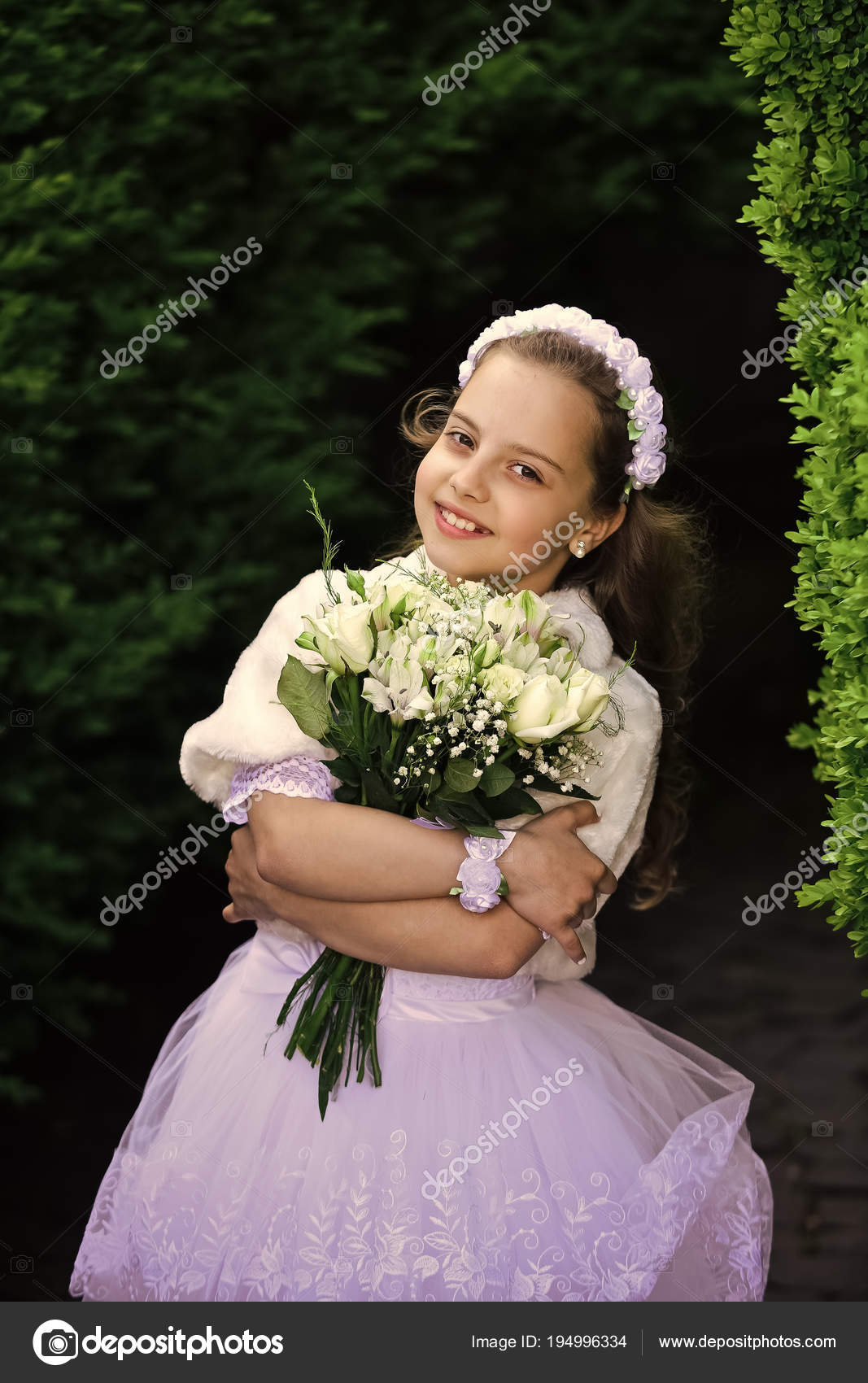 Petite Fille En Robe Blanche Avec Bouquet De Fleurs Rose