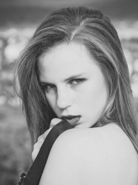 Kadın kırmızı dudaklar makyaj ile