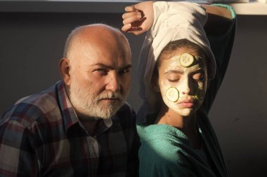 Salatalık maskesi yüz ve kafa havluya kadın ile.