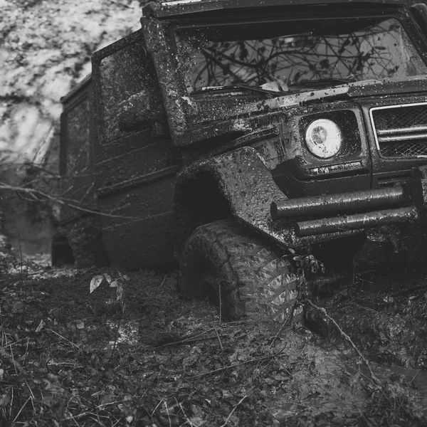 Bil rullar på grusväg täckt med lera — Stockfoto