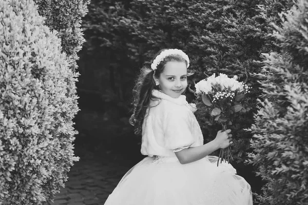 Menina criança no parque de verão verde, primavera . — Fotografia de Stock