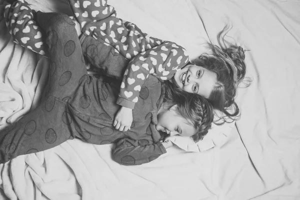 Niños en pijama sonrisa feliz en la cama, vista superior —  Fotos de Stock