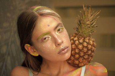 Ananas kız omuz renkleri Festivali