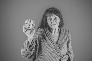 Uzun saç tutun çalar saat kadınla.