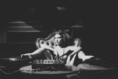 Glamour disk jokey kız