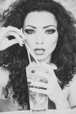 Mojito tutkulu kadınla