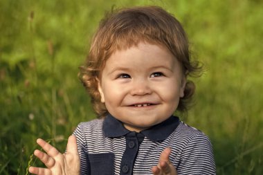 Yeşil çimenlerin üzerinde erkek bebek