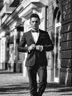 Takım elbiseli genç adam. 