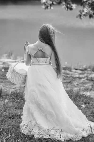 Niña pequeña en vestido blanco al aire libre —  Fotos de Stock