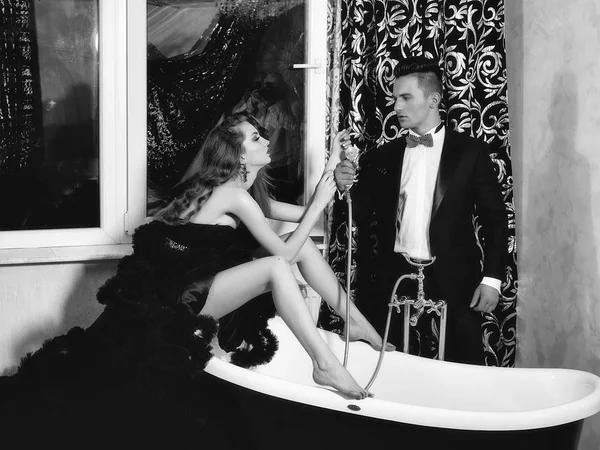 Elegante coppia in bagno — Foto Stock