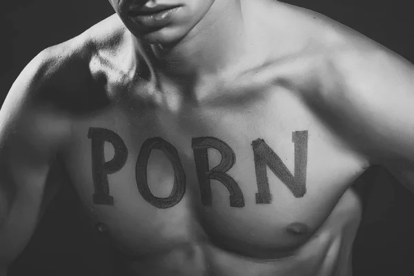 Peito masculino com texto pornô — Fotografia de Stock