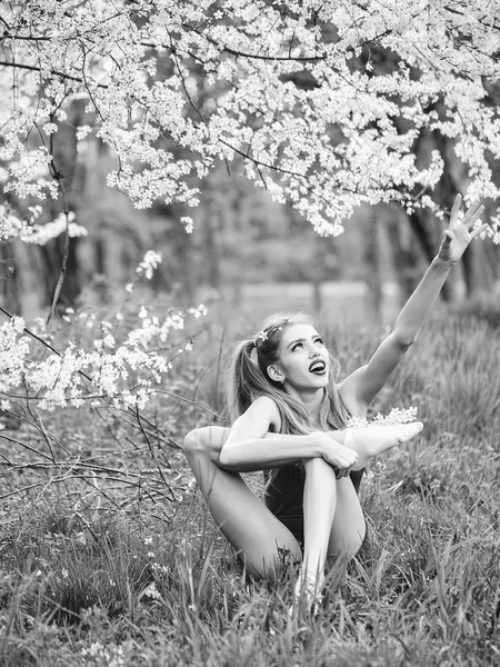 Menina bonita em flor — Fotografia de Stock