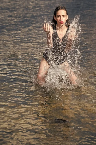 Mujer joven con labios rojos en el agua . — Foto de Stock