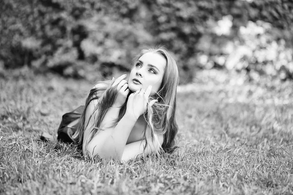 Pretty girl on green grass — Stock Photo, Image