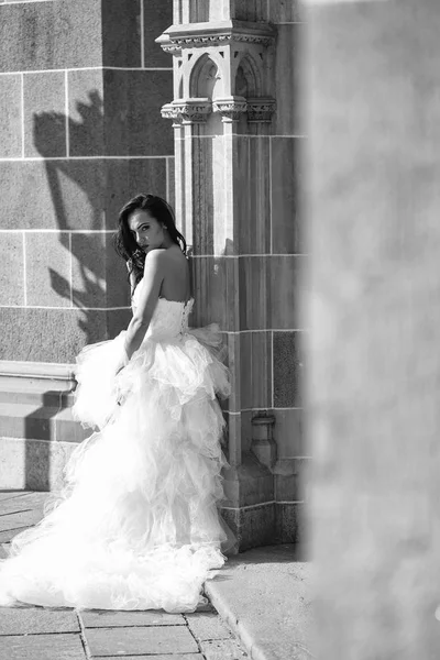 Sexy kobieta ślub w pobliżu ściany budynku kamienisty — Zdjęcie stockowe
