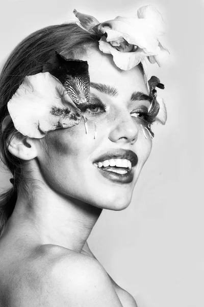 Κορίτσι με μακιγιάζ floral — Φωτογραφία Αρχείου