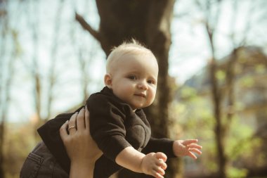 Küçük çocuk annelerinde doğal zemin üzerine eller. Açık sarı saçlı çocuk. Anne oğlu pastoral gün tadını çıkarın. Çocukluk güven ve sevgi kavramı