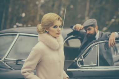 Retro araba açık genç lüks çifte.