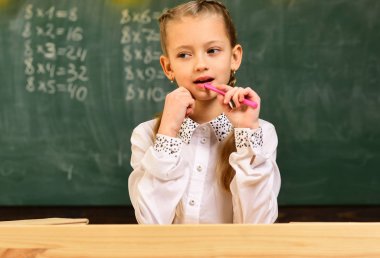 Final sınavı test sınavı-sınıf için üniversite öğrencileri çalışma. Çocuk ne düşündüğünü düşünmeyi öğretti gerekir. Öğrenci onun eğitmeni ile bire bir vakit geçiriyor.