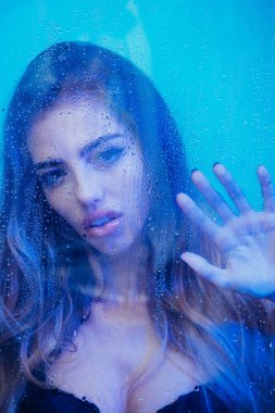 üzgün genç bir kadın ve bir yağmur damlası.