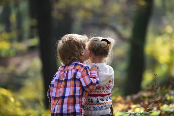 Beso de infancia, amor y confianza. Amistad infantil y desarrollo temprano de los niños —  Fotos de Stock