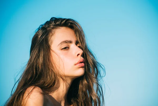 Menina com aparência de maquiagem natural. Menina com pele e cabelo saudáveis, espaço de cópia — Fotografia de Stock