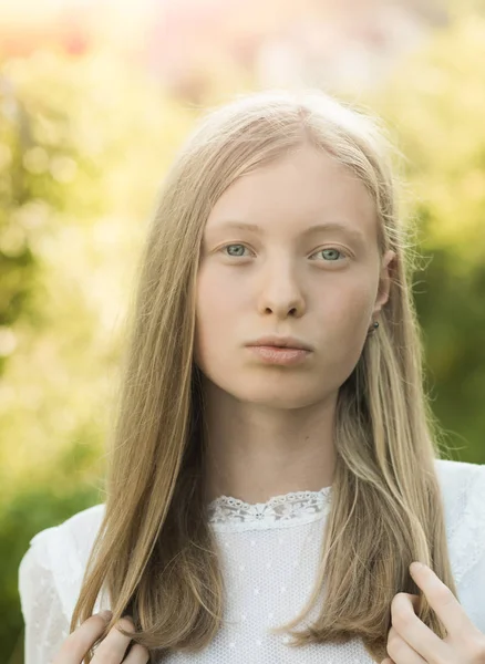 Mujer con aspecto de belleza natural y sin maquillaje. Mujer sensual con el pelo largo rubio. Chica albina con ojos azules y piel blanca. Belleza natural y cuidado de la piel —  Fotos de Stock