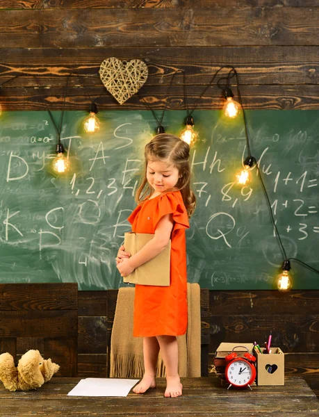 Individuelle Nachhilfe muss man sich darauf einstellen, dass jeder Schüler, der eine Prüfung besteht, euphorisch vor einem Laptop in der Klasse steht. Tutor muss die Ziele der Schüler neu bewerten. — Stockfoto