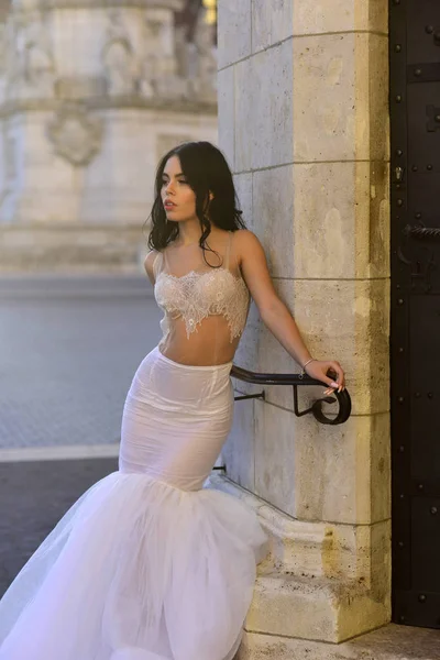 Robe de mariée à Paris. Mariée dans un palais de luxe dans une robe de mariée — Photo