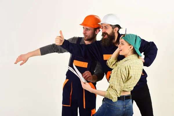 Brigada de trabajadores, reparadores y señora feliz por los resultados de la reparación, fondo blanco. Brigadier, el capataz habla de los resultados de la reparación, señalando con los dedos al costado. Concepto de éxito . —  Fotos de Stock