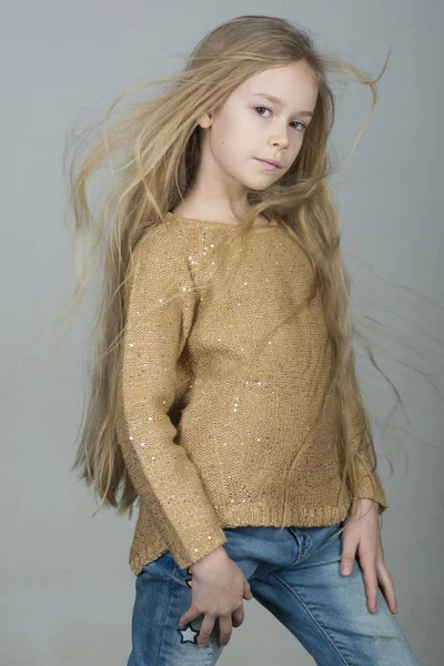 Hübsches kleines Mädchen, Mode- und Schönheitskonzept — Stockfoto