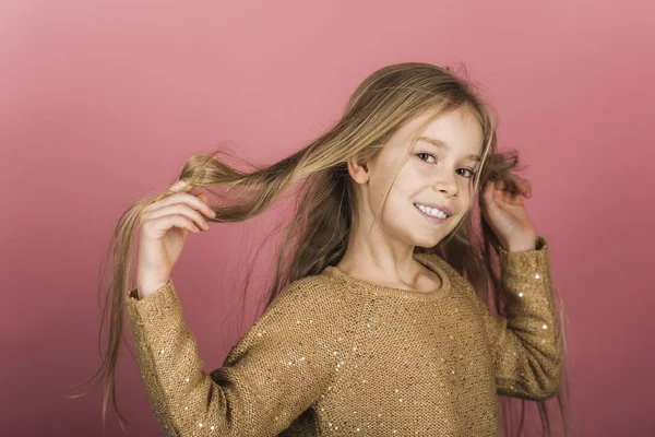 Küçük kız ve güzel uzun saç, Kuaför — Stok fotoğraf