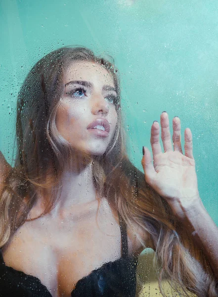 Ventana con gotas de agua antes de niña con maquillaje. hoja de ventana en las manos de la mujer sexy o modelo de moda . —  Fotos de Stock