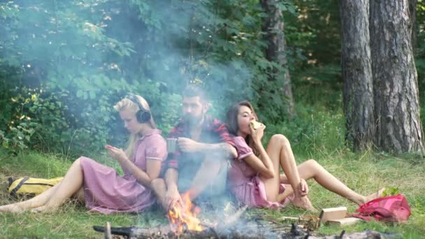 Amigos que acampan comiendo concepto de comida. Campamento bosque aventura viaje remoto relajarse concepto. Jóvenes que acampan — Vídeo de stock