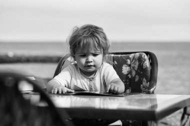 Menü kartı şirin bebek çocuk okur