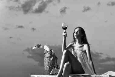 gökyüzü üzerinde şarap ile güzel kadın