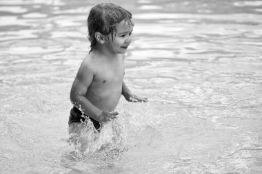 Şirin neşeli bebek çocuk banyo Açık Yüzme havuzunda vardır.