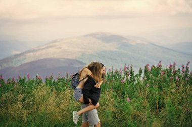 Dağ tepe üzerinde Romantik Çift
