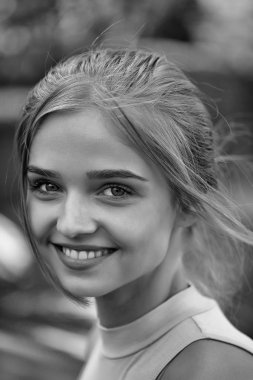 Pembe gömlekli sarışın kız