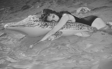 Lüks yüzme havuzunda rahatlayın. Moda timsah deri ve su kız. Yaz tatili ve okyanus, Maldivler seyahat. Timsah gurl maceralarını. kadın denizde şişme yatak ile