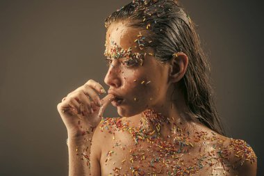 Gri arka plan, closeup yaratıcı makyaj güzel genç kadın.