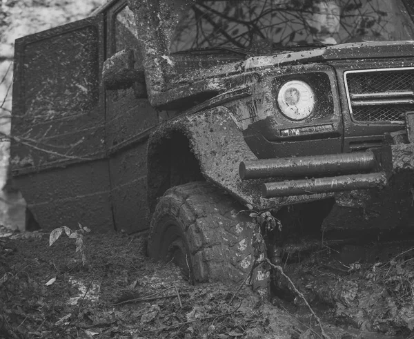 Dirty offroad car with open door stuck in deep rut. — Stock Photo, Image