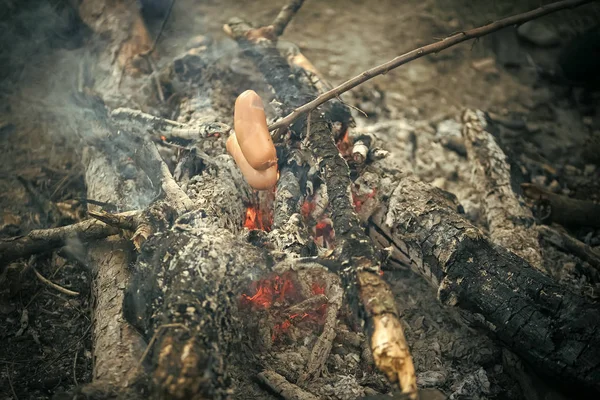 Worst op stick geroosterd in brand op de natuurlijke omgeving — Stockfoto