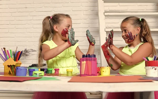 Pintores meninas pintura com tintas guache na mesa — Fotografia de Stock