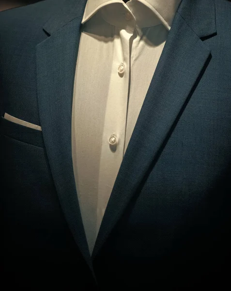 Parte dell'abbigliamento maschile formale, da vicino. Giacca classica con camicia bianca realizzata in tessuto di alta qualità, abiti di lusso. Stile ufficiale di abbigliamento, dress code. Abbigliamento business. Concetto uomo . — Foto Stock