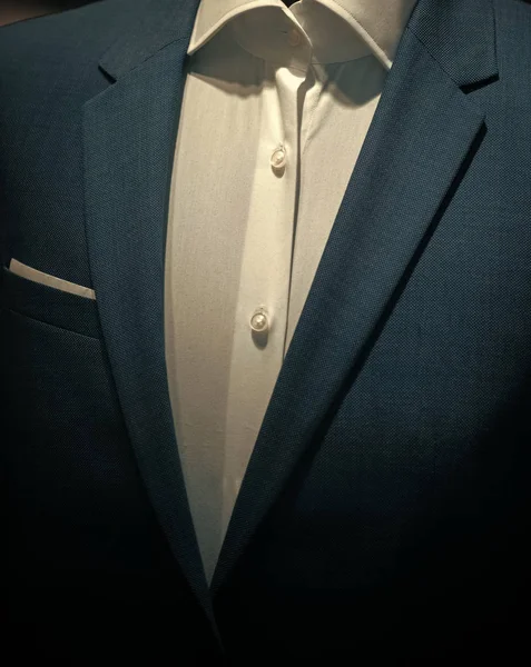 Parte do vestuário masculino formal, de perto. Jaqueta clássica com camisa branca feita de têxteis de alta qualidade, roupas de luxo. Estilo oficial de vestuário, código de vestuário. Vestuário de negócios. Conceito de vestuário masculino . — Fotografia de Stock