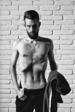 tuğla zemin üzerine ince çıplak gövde ile ince sakallı adam