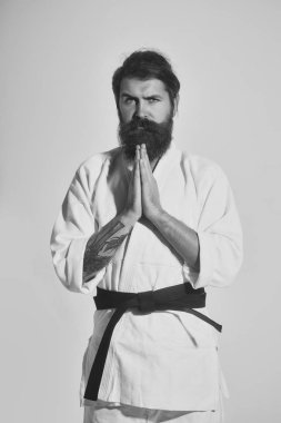 Sakallı karate adam, acımasız beyaz ciddi hipster kimono içinde