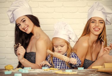 Kardeşi ve kız pimleri ve çerez kesici kullanarak