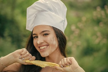 Mutlu kadın çiğ hamur yırtılma